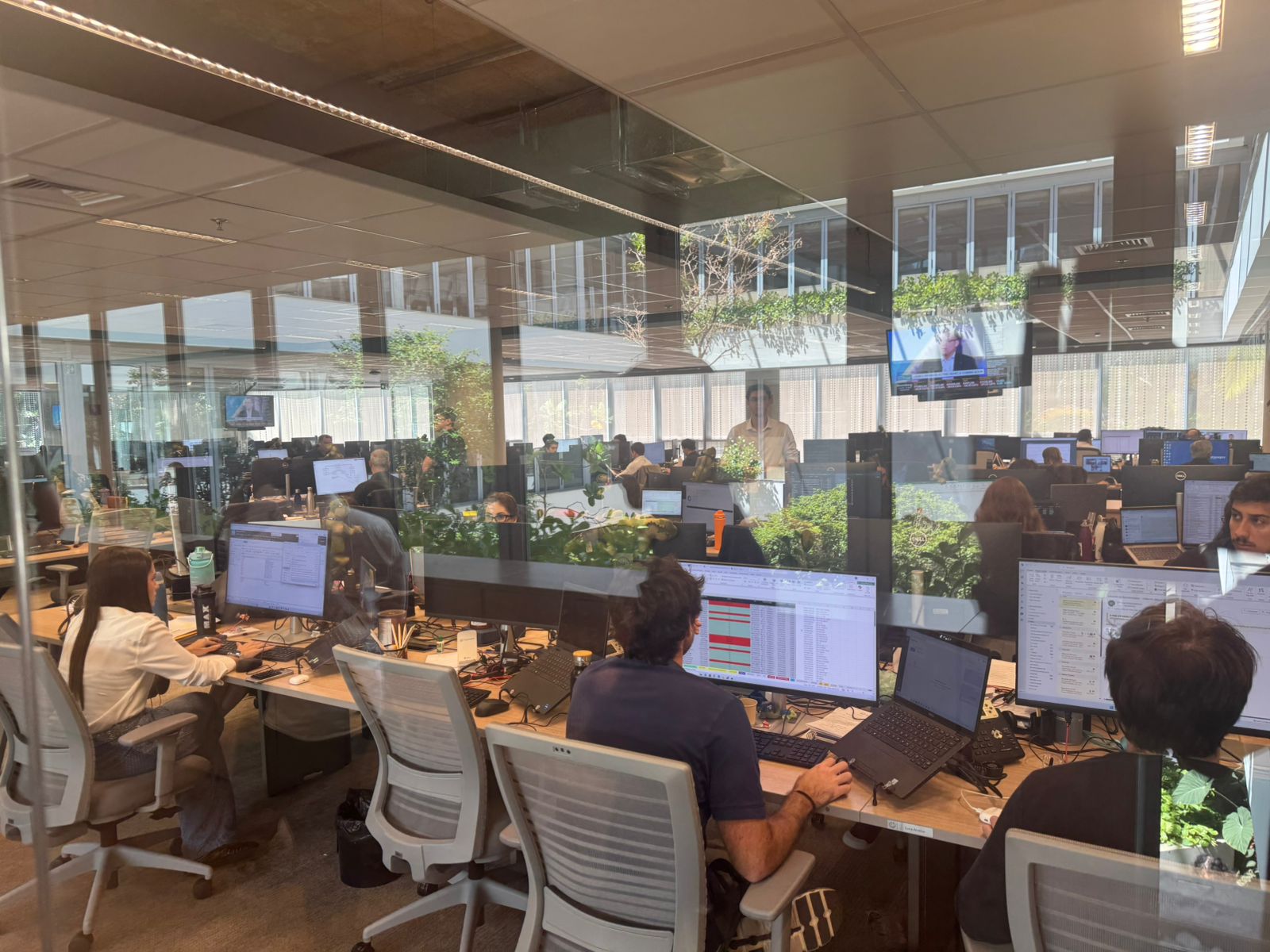 Alunos da Umanut explorando o universo dos investimentos